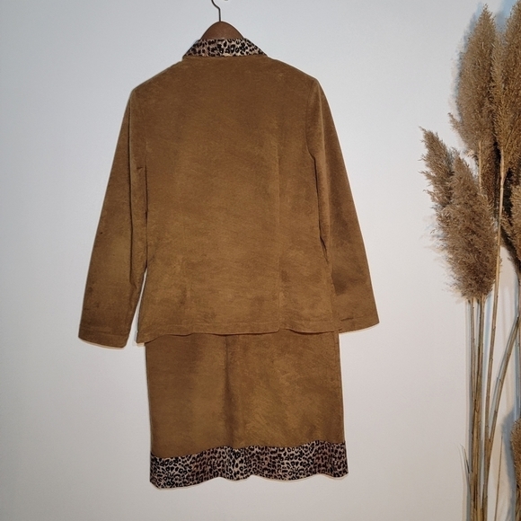 VINTAGE Daniel Laurent dress, matching zip-up blazer. Tan suede/leopard print - Picture 11 of 16